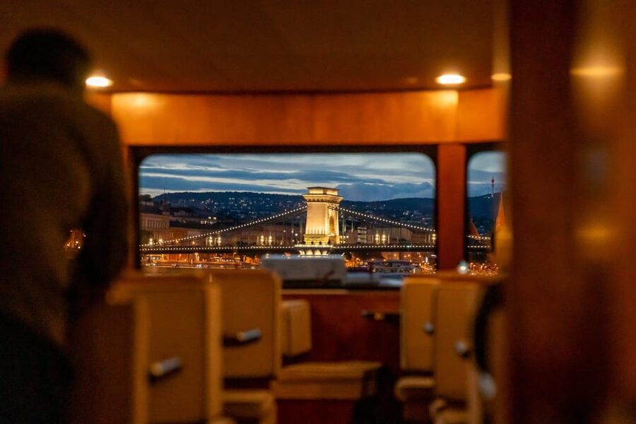 Budapest: Premium Sightseeing Cruise with Tokaj Frizzante - Using the audio guide without missing the views
