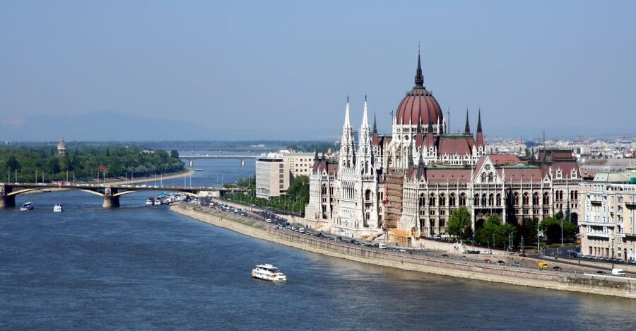 Budapest: Private 3-hour Guided City Tour by Bus - Who gets the most value from this tour