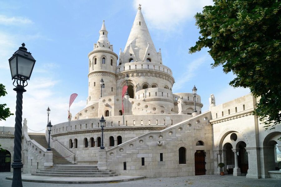 Budapest: Private City Tour with Local Guide - Crossing back to Pest and visiting Central Market Hall