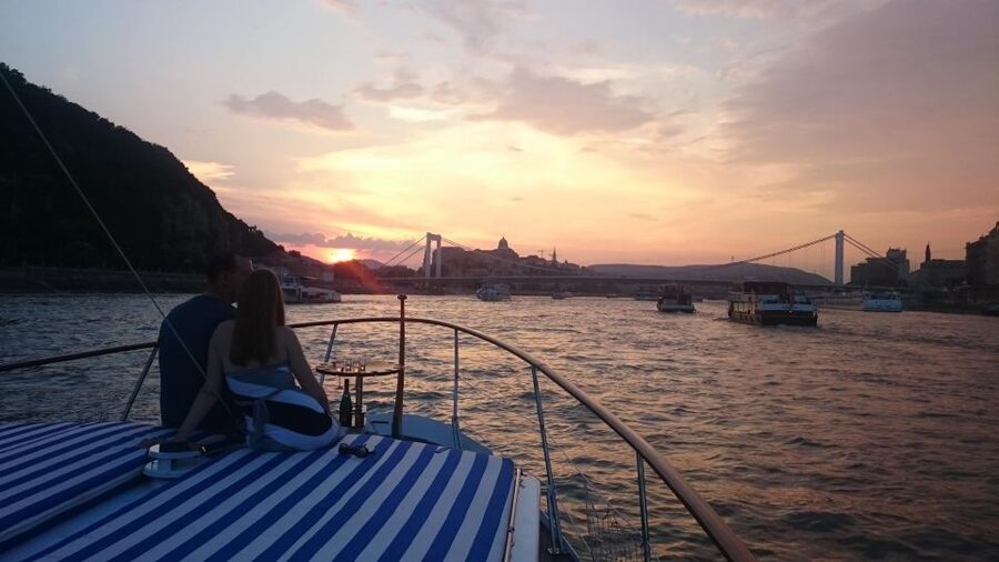 Budapest: Private Danube Yacht Cruise with Welcome Drink - One Hour Through Central Budapest