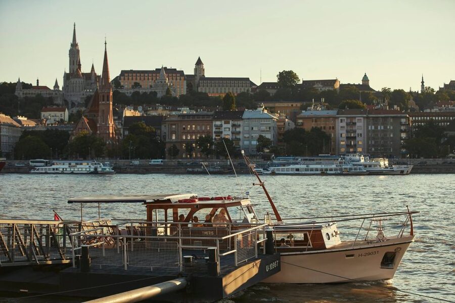Budapest: Private Danube Yacht Cruise with Welcome Drink - Food, Drinks, and the Private-Boat Tradeoff