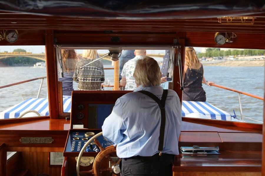 Budapest: Private Danube Yacht Cruise with Welcome Drink - North to Margaret Island