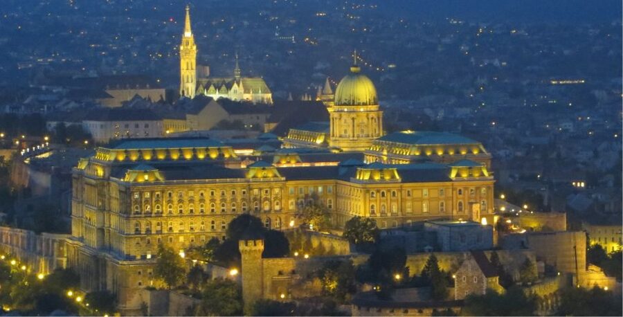 Budapest: Private Luxury Sightseeing Tour - Crossing to Buda and climbing toward the castle