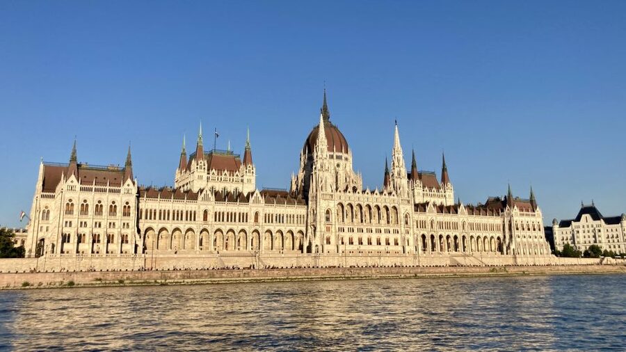 Budapest: Private Sightseeing Tour by car - What the guide adds to the drive