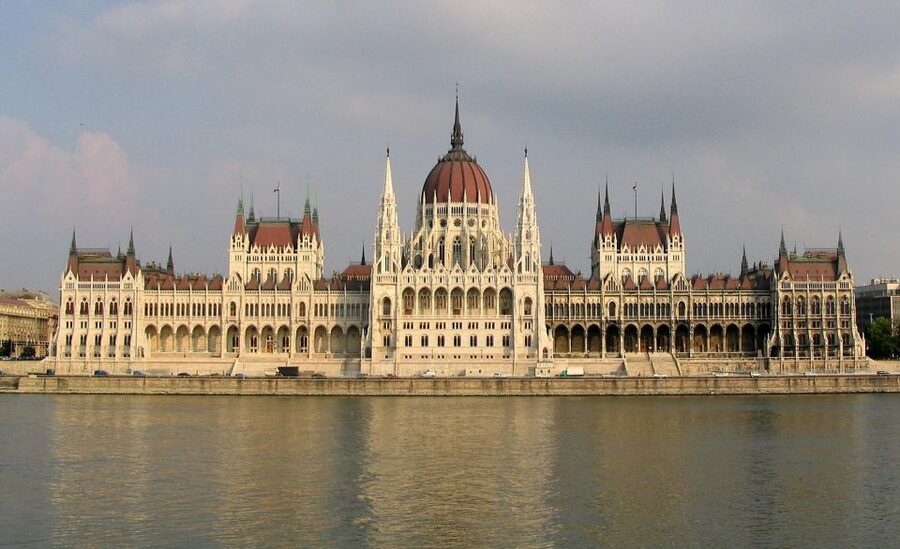 Budapest: Private Walking Tour of City with Spanish Guide - A private way to connect Buda and Pest