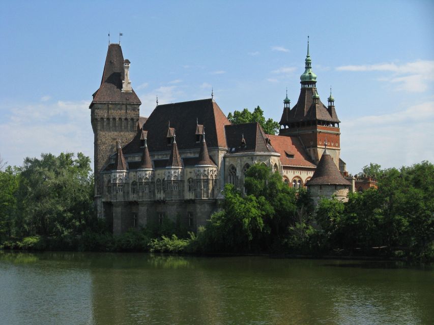 Budapest: Private Walking Tour of City with Spanish Guide - Gellért Hill, the Citadel, and the city from above