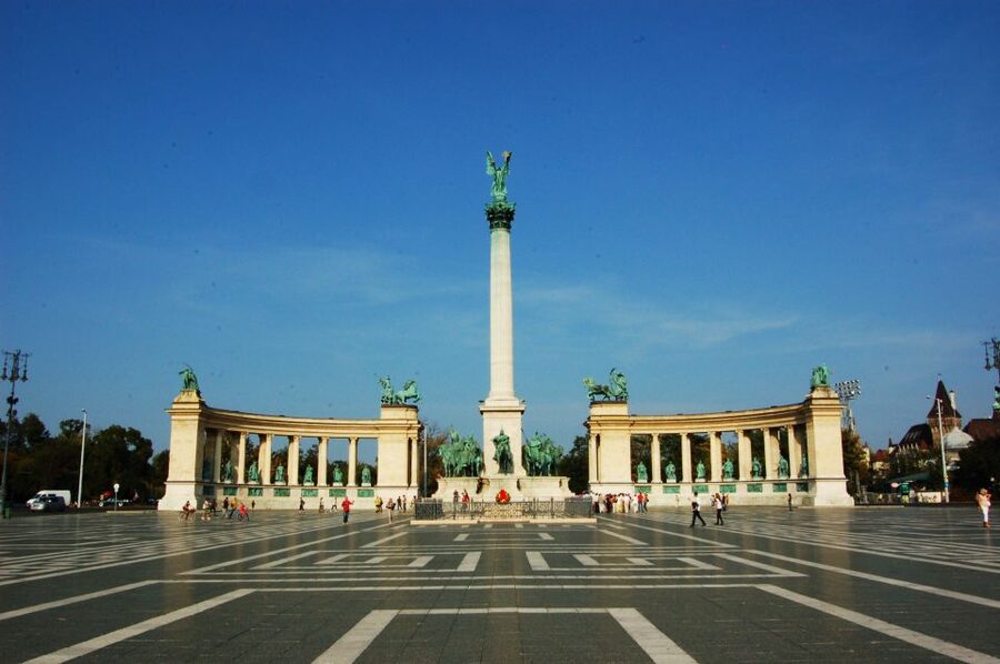 Budapest: Private Walking Tour of City with Spanish Guide - Central Market Hall and Budapest City Park