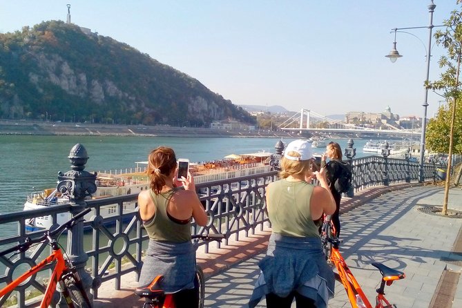 Budapest relaxed bicycle tour at sunset - Crossing to Buda at Batthyány Square