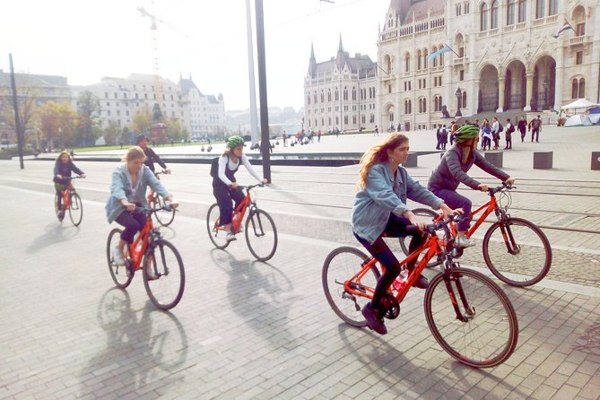 Budapest relaxed bicycle tour at sunset - Returning beside the Danube and crossing Chain Bridge