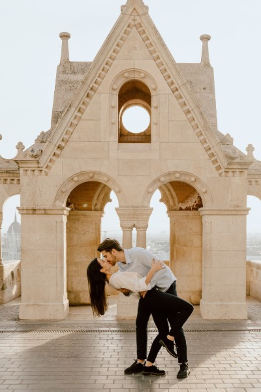 Budapest: romantic photoshoot at Buda's iconic sightseeings - How the photographer helps you look natural