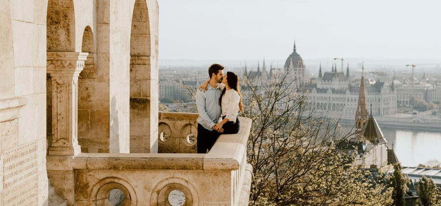 Budapest: romantic photoshoot at Buda's iconic sightseeings - Who will enjoy this experience most?