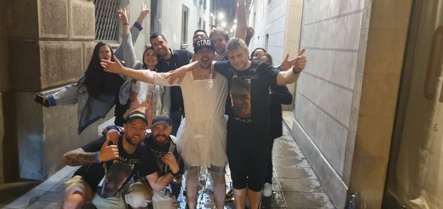 Budapest: Ruin Bar Pub Crawl with Entry Tickets - Games, cocktails, and meeting people