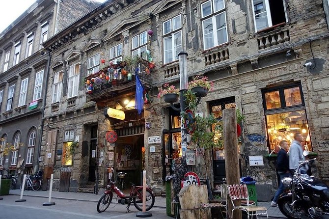 Budapest Ruin Bars Evening Walking Tour with Drinks & Street Food - Who should book this ruin bar tour?