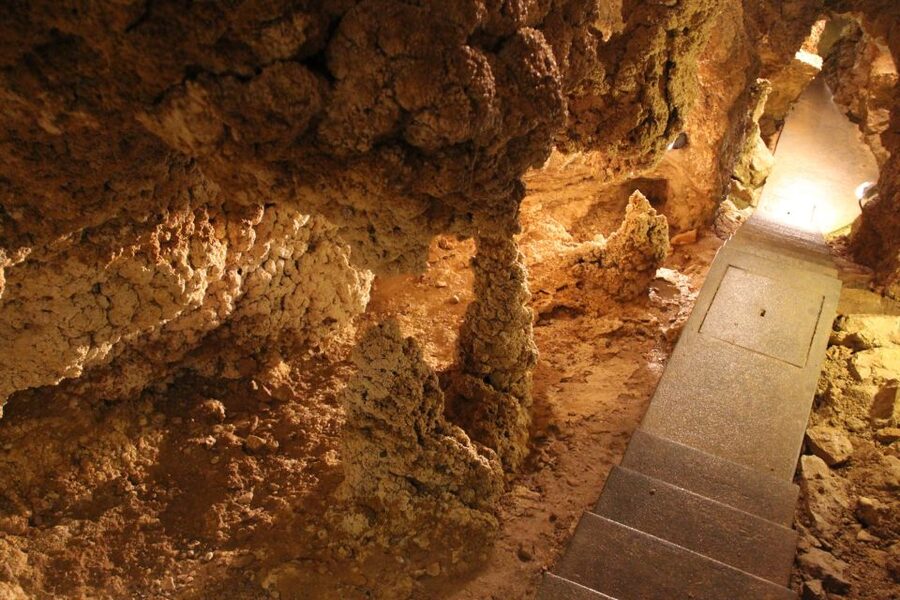 Budapest: Semlő-hegyi & Pál-völgyi Caves Guided Walking Tour - What the guides add to the experience