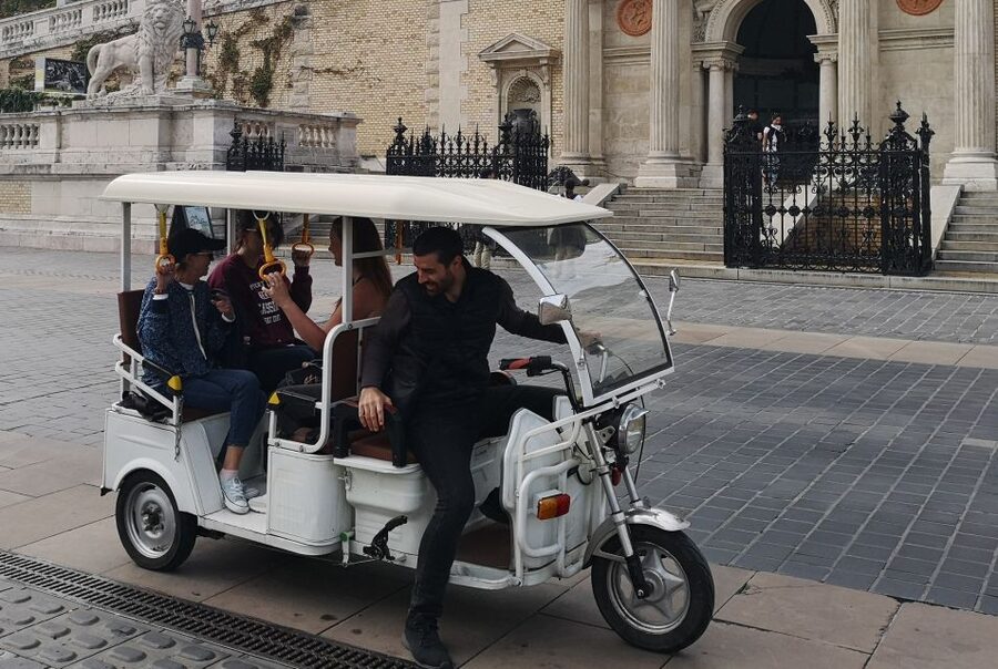 Budapest: Sightseeing Tour by Electric Tuktuk - Why a tuk-tuk works well in Budapest