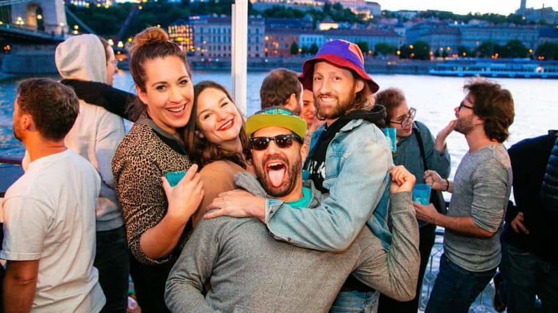 Budapest: Sip & Sail Danube Cruise with Unlimited Beer - Returning past Gresham Palace