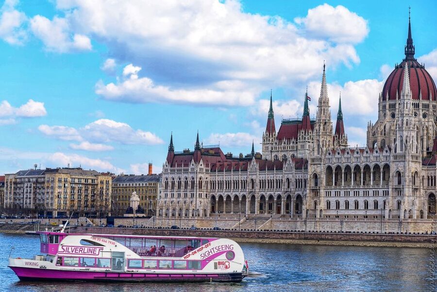 Budapest: Skyline Sightseeing Cruise with Parliament View - The audio guide and the quiet option