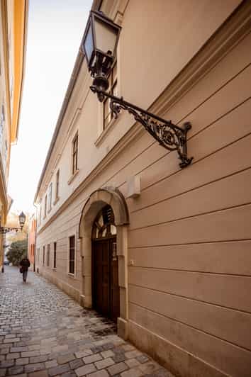 Budapest: The WWII Siege of Buda Castle & Bomb Shelter Tour - Who will get the most from this tour