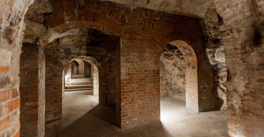 Budapest: The WWII Siege of Buda Castle & Bomb Shelter Tour - Meeting at Dísz Square and starting through Castle Hill