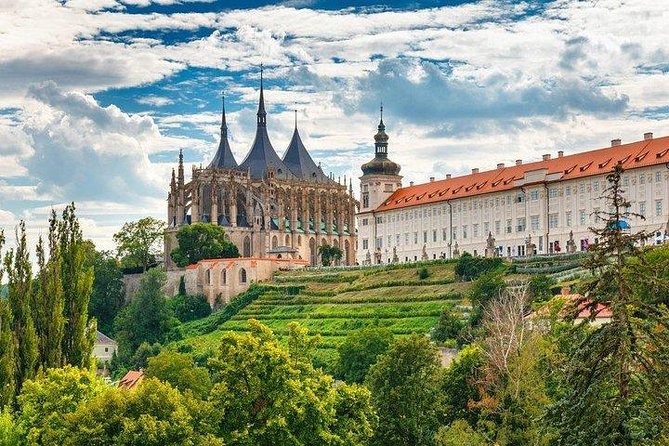 Budapest to Prague Private transfer with 2 hour sightseeing stop - The value of $446.78 per person