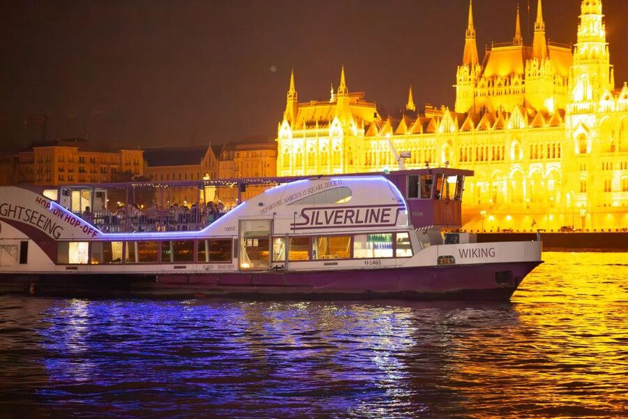 Budapest: Unlimited Prosecco and Wine Sightseeing Cruise - Evening lights, weather, and seating