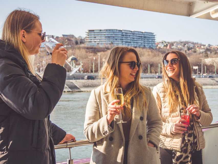 Budapest: Unlimited Prosecco and Wine Sightseeing Cruise - Service and party atmosphere