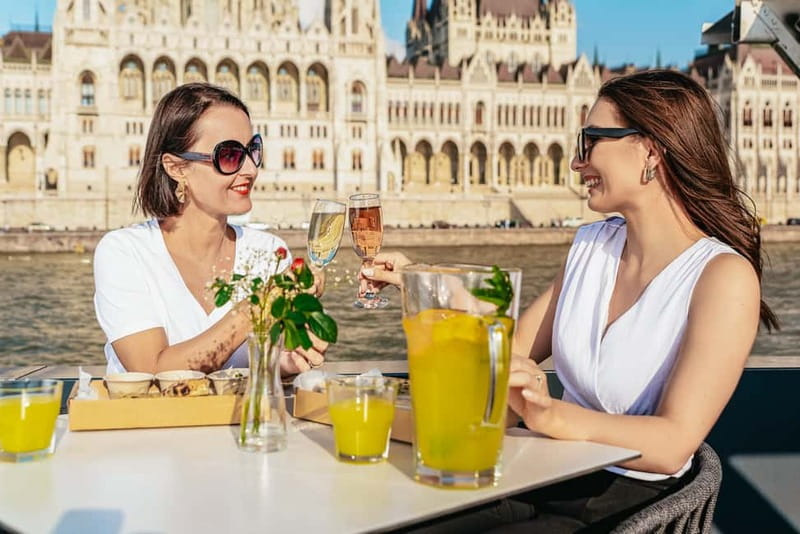Budapest: Unlimited Prosecco, Beer and Aperol Spritz Cruise - Boarding with a welcome drink