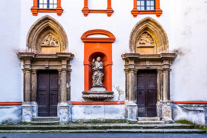 Budapest-Vienna One-Way Sightseeing Transfer - What the guide adds to the transfer
