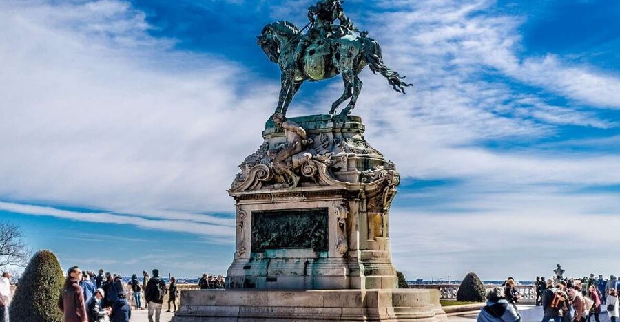 Budapest: Walking Tour in German - Starting beside St. Stephens Basilica