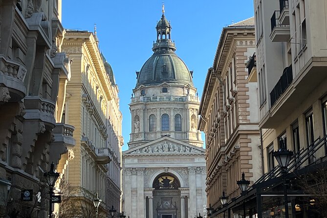 Budapest walking tour: Parliament and Shoes Memorial - Crossing the story of Chain Bridge