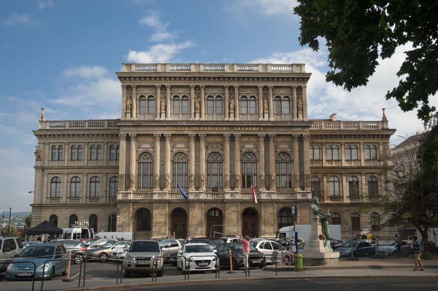 Budapest Walking Tour with a Professional Local Guide - Crossing the Danube without wearing yourself out