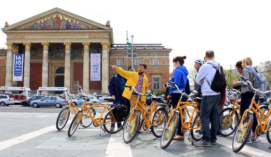 Budapest ❤️Winter Bike Tour with Coffee Stop❤️ - From the Opera House along Andrassy Boulevard