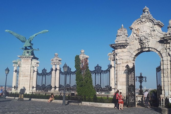 Castle district walk with legends - Hidden courtyards and Kapisztrán Square