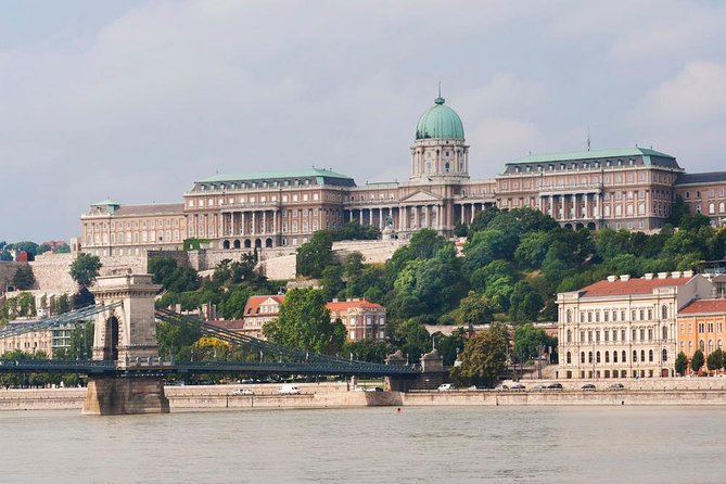 Classic Walk in Budapest - Crossing to Buda by public transport
