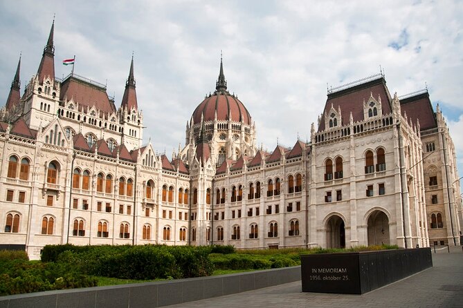 Comprehensive sightseeing tour - Freedom Square and Kossuth Square