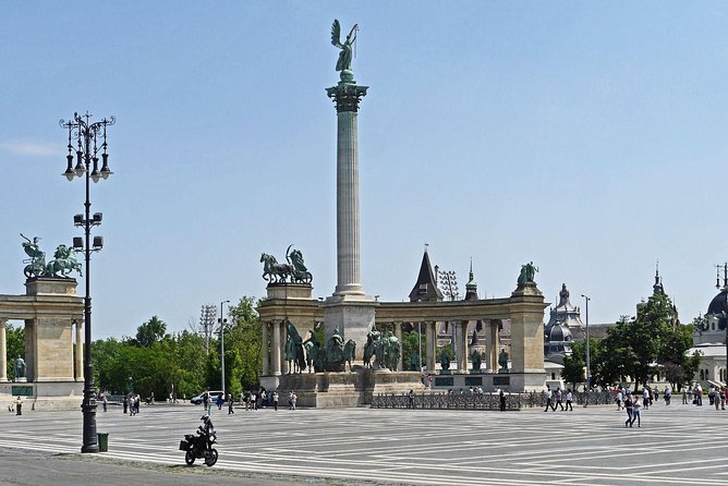 Downtown Pest Walking Tour - The Ronald Reagan statue and the end of the Iron Curtain