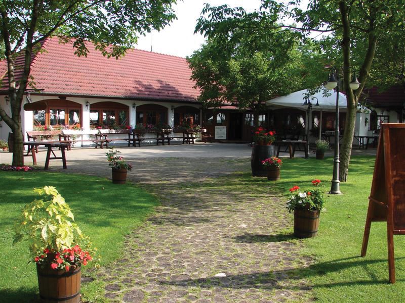 From Budapest: Full-Day Puszta Tour with Lunch and Show - Kecskemét: one hour in the Puszta’s regional capital