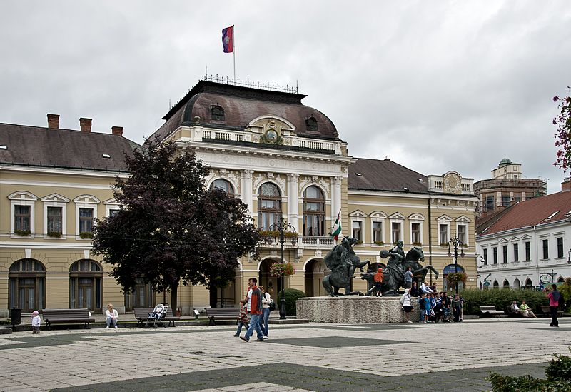 From Budapest: Guided Tour of Eger with Wine Tasting - Eger Castle and the cobblestones of Dózsa György tér