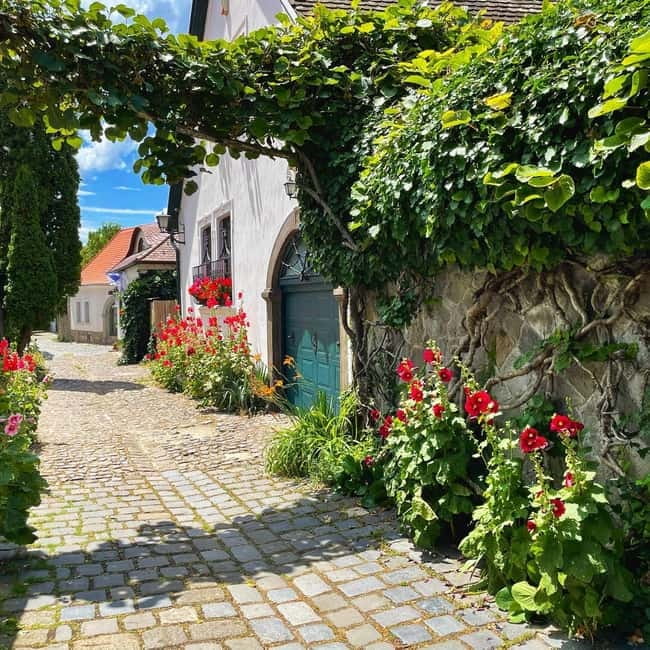 From Budapest: Szentendre Day Trip with Street Food - One hour for the arts and crafts market