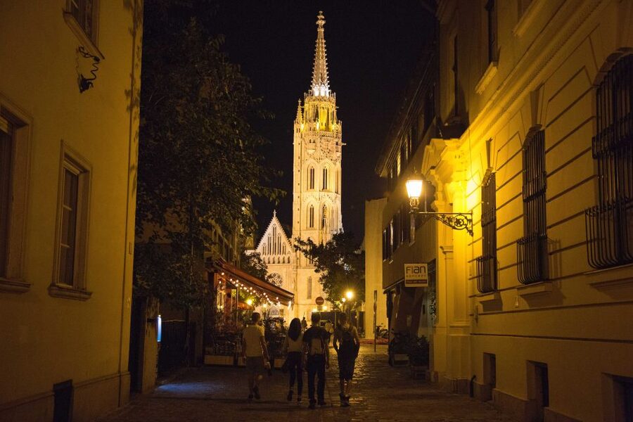 Full Day Budapest City Tour with Lunch, Wine & Dessert - Food at an authentic Budapest Market Hall