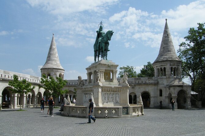 General sightseeing tour - Matthias Fountain and Sandor Palace