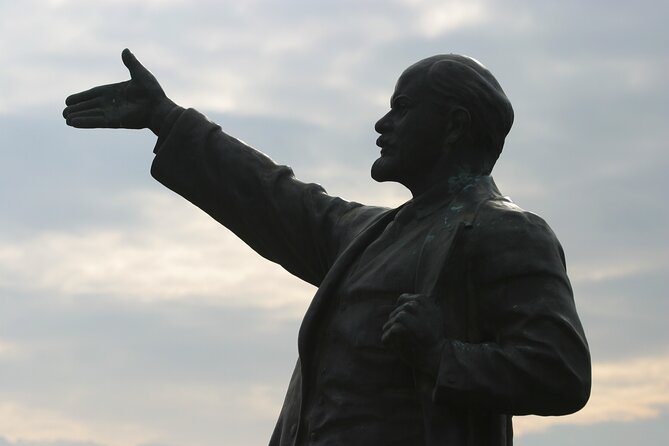 Guided Tour with Admission in Memento Park - Why a guide is worth the extra cost