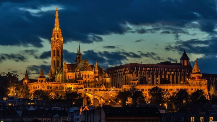 Iconic Budapest tour with Classic Russian Jeep and G-Wagon - Synagogue, market hall, bridges, and Gellért Baths