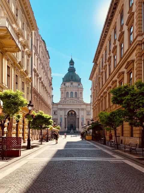 Iconic Budapest tour with Classic Russian Jeep and G-Wagon - What the guides add to the experience
