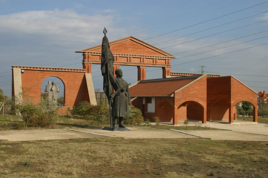 Memento Park: Official Guided Tour with Entry Ticket - Stalin’s Grandstand and the Waving Balcony