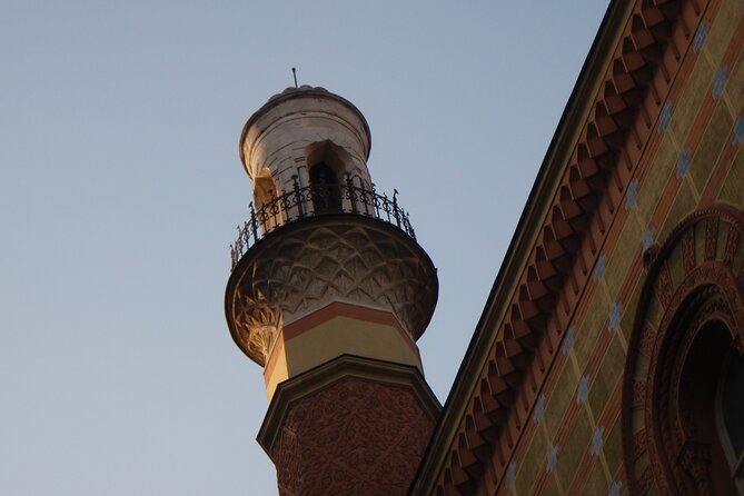 Past and Present of Budapest Jewish District Tour - Kazinczy Street explains Orthodox life and Jewish customs