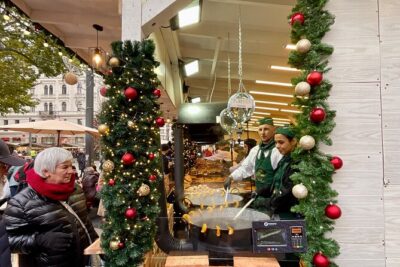 Private Budapest Christmas Market Tour with Chimney Cake & Mulled Wine