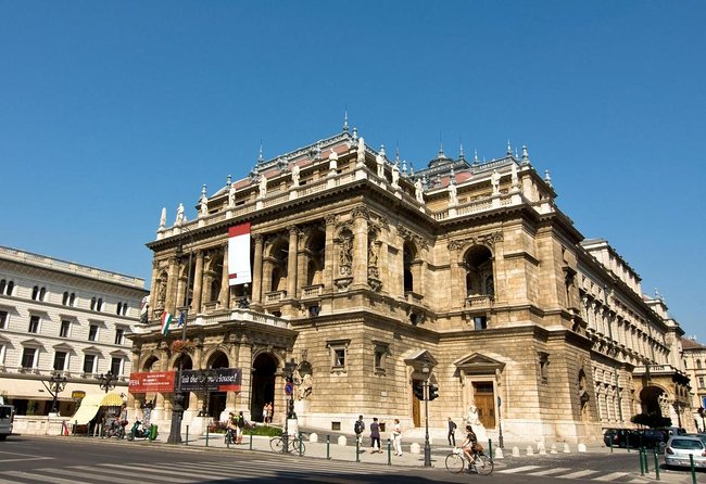 Private Budapest City tour with Classic Russian Jeep or G-Wagon! - Key points at a glance