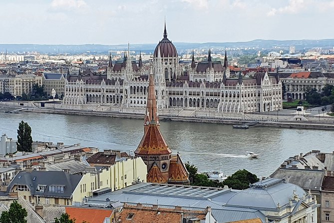 Private city tour by van - Parliament gets the longest stop