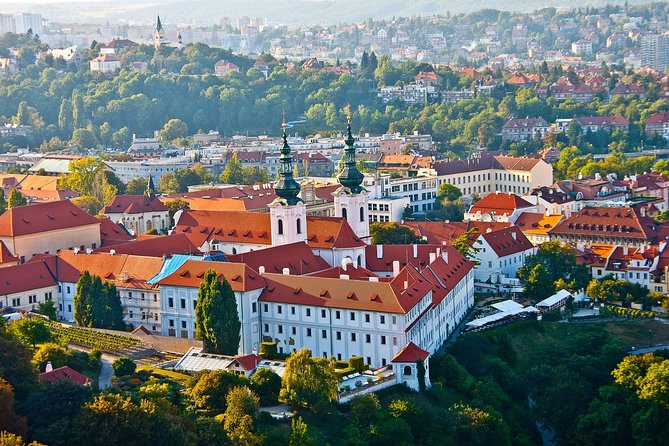Private Transfer from Budapest to Prague with 2 hours for sightseeing - Who should book this transfer?